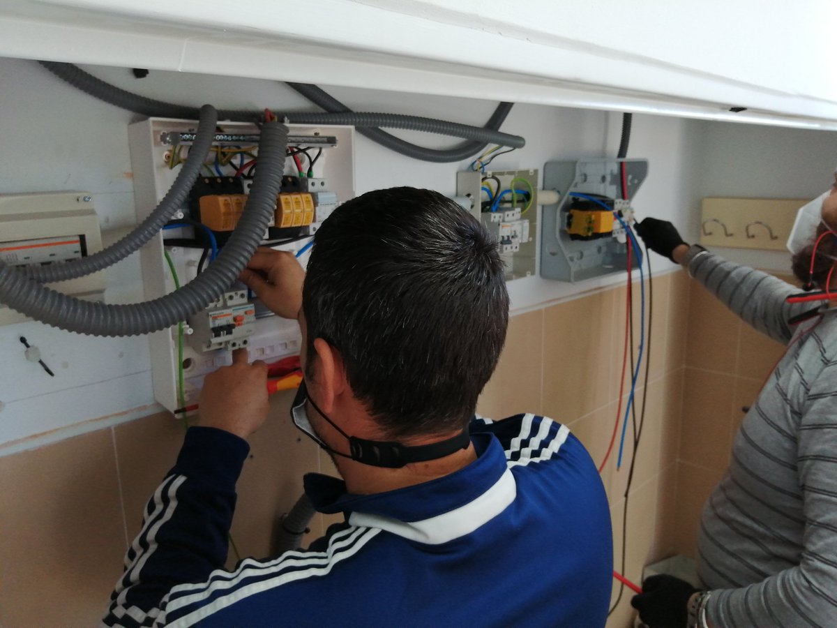 A puntito de terminar la tercera versión de nuestro proyecto #Sombra . Tres instalaciones fotovoltaicas inyectando en nuestro <a href="/juandelacierva/">IES Juan de la Cierva</a> . Pronto documentado en sites.google.com/site/solaresie…