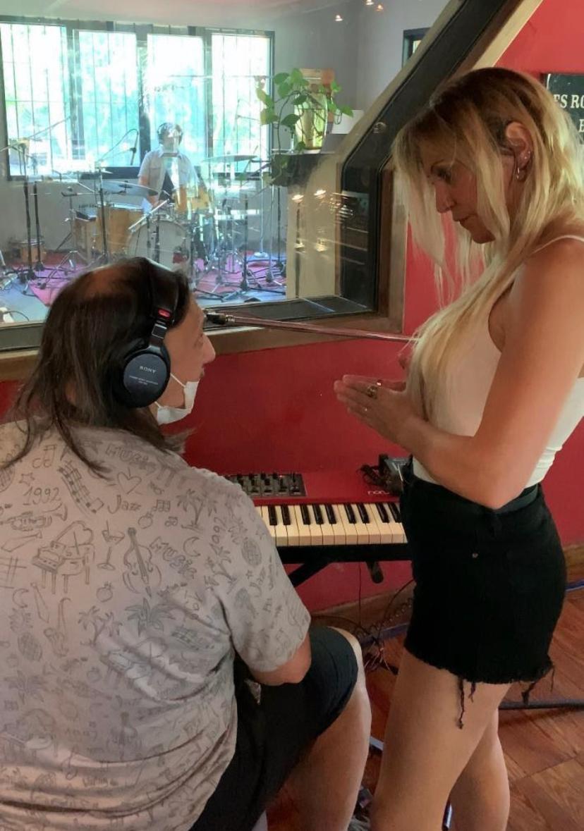yo_soy_desha's tweet photo. ¡¡Los sueños están para perseguirse!!  Cuando hay música, siempre nos entendemos nosotros @danyvilaok  🎹🎤🎶
.
.
.

#musica #blues #music #cantante #compositora #cancion #cantautor #cantautora #musically #amorporlamusica #bluesrock #bluesmusic #rockmusic #blueswoman #pop https://t.co/u4G4lcE5TY