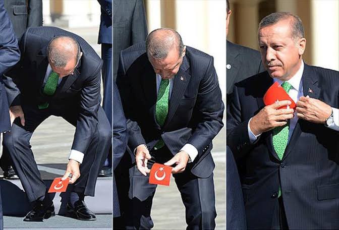 Bir asır önce mağlup edilmiş, susturulmuş, ilzam edilmiş ve dizlerinin üzerinde izin verildiği verildiği kadar yaşamaya mahkum edimmiş bir milletin izzetini kaldıran #ErdoğanınYanındayız.
Bayrağı yerden alıp kaldıran o el milletin tamamıdır, ta kendisidir.