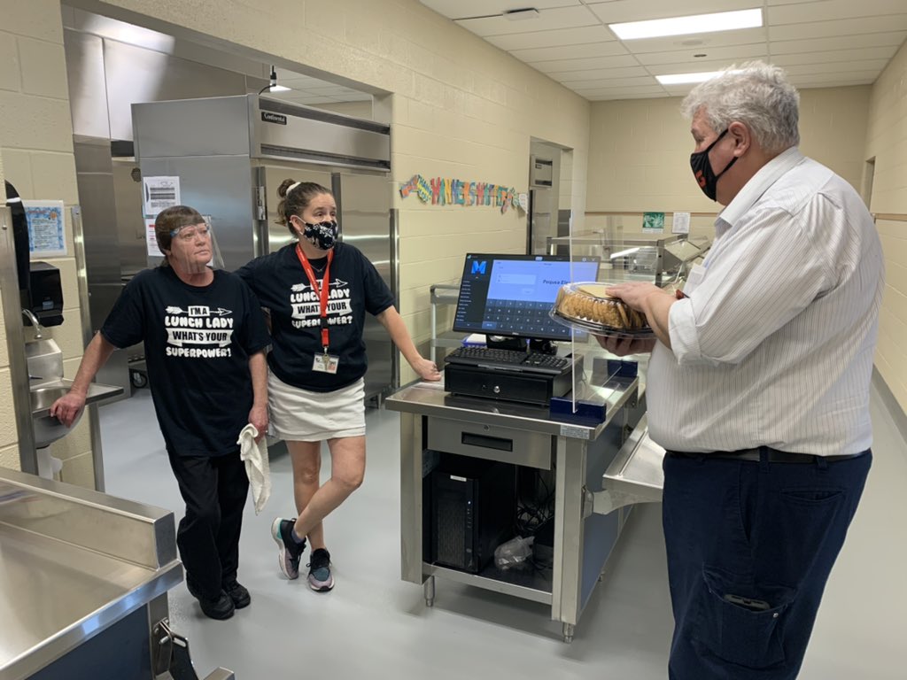 comet_life's tweet photo. We were blessed with a visit from Bob Morris @GiantFoodStores who gifted our kitchen ladies with gift cards and cookies to thank them for all their hard work! They keep bellies full and children smiling! Thank you Mrs Witmer &amp; Mrs Shober! Thank you Giant Food Stores! @PequeaElem https://t.co/erRrQiDC2i