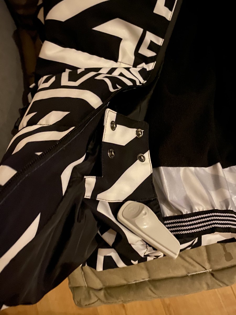 bbpadmi's tweet image. Nieuwe jas besteld @Nikkie helaas met alarm eraan geleverd. De reactie van “klantenservice” u kunt naar een winkel #corona #fout #14dagenwachten bedankt @nikkiepIessen