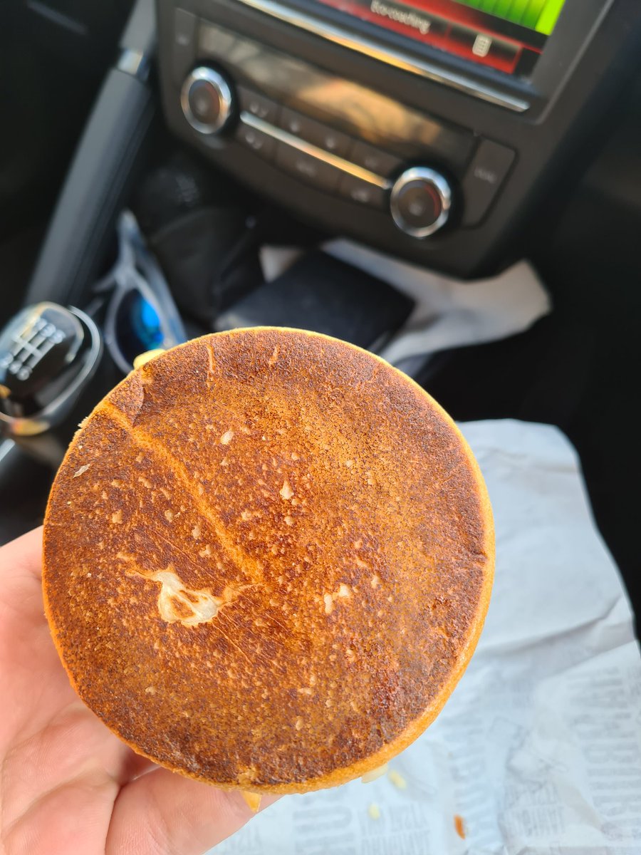 shakejo1's tweet photo. @McDonaldsUK do you not have any buns left. I only wanted a hamburger. Not a burger between to middle section of a big mac bun https://t.co/UCLZx9Lmet