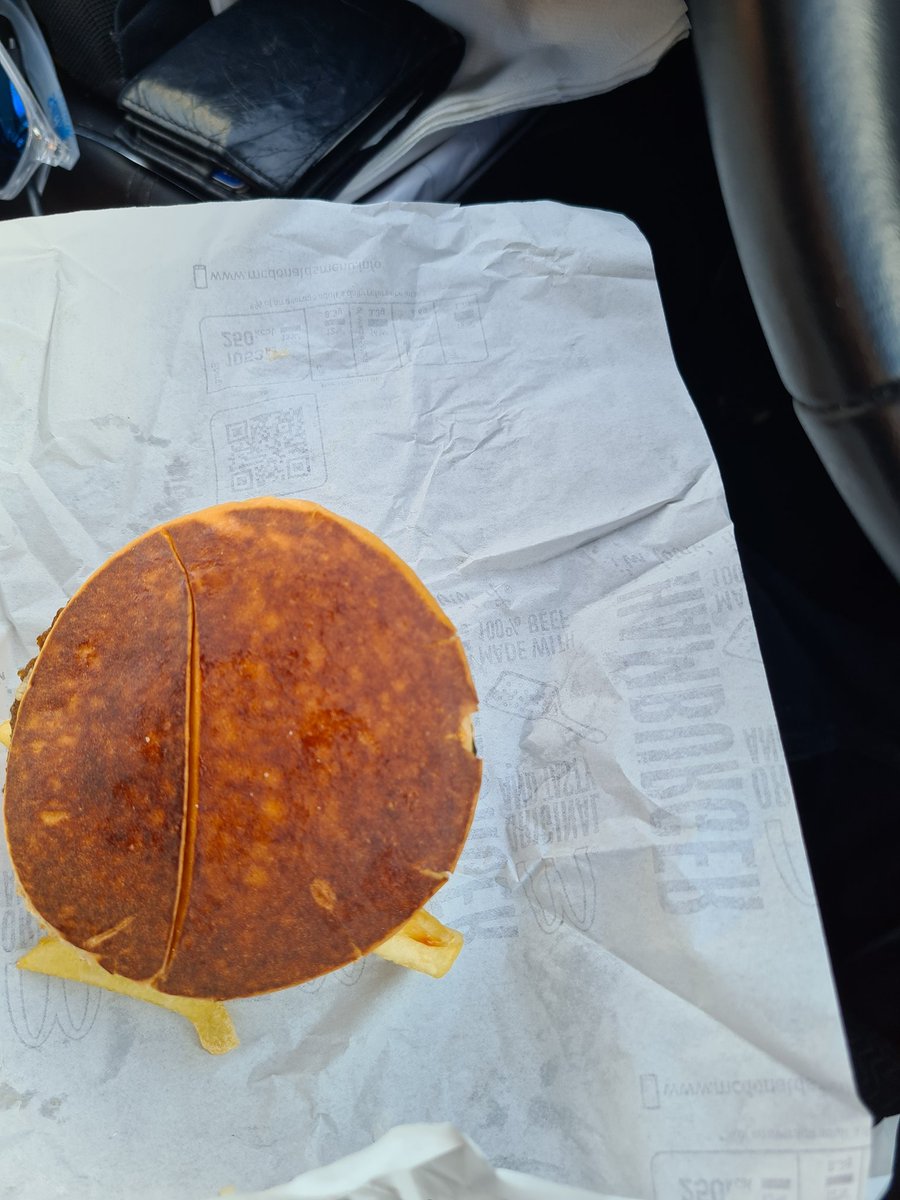 shakejo1's tweet photo. @McDonaldsUK do you not have any buns left. I only wanted a hamburger. Not a burger between to middle section of a big mac bun https://t.co/UCLZx9Lmet