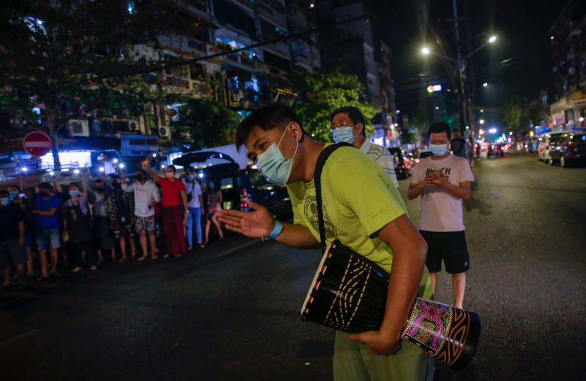 YanNain36974407's tweet photo. In this battle,
the sound of justice
comes from pots and pans.

#WhatsHappeningInMyanmar
#HearTheVoiceOfMyanmar
#poetryagainstdictatorship
#voiceofmyanmarpoets
#ကဗျာတော်လှန်ရေး
#4oems https://t.co/qS9YEuE8sw