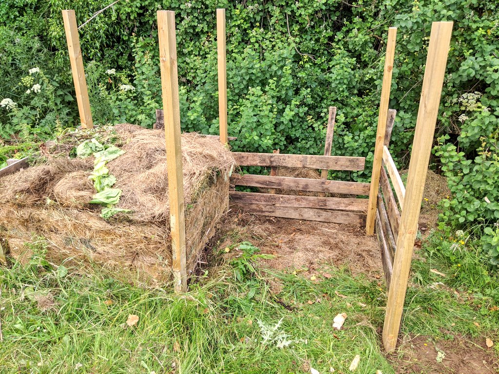 Ideally I've read that you should build a heap all at once, keeping the materials separate in piles till you have enough. I tried to do this but it wasn't really practical so I just went for a green and a brown layer at a time. When it was time to turn it, I built another bay.