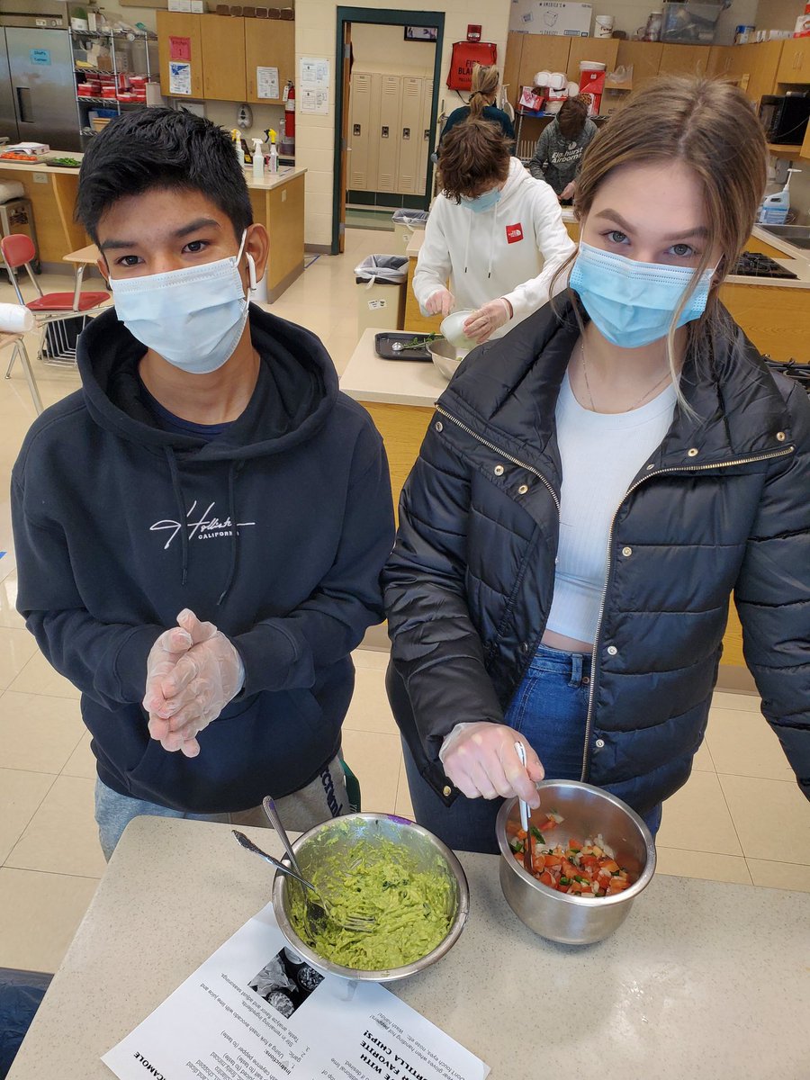 kidworldcitizen's tweet photo. Guacamole and pico de gallo in @YHSFCS Chef's Corner to practice knife skills. 😊 #ThisIsYork #ignited205 @YorkD205 https://t.co/54roA6ZIUX
