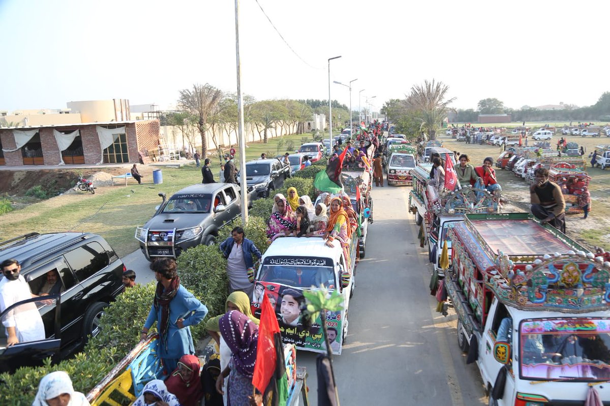 ImdadAliPitafi's tweet photo. Thousands of Ledies participated in a huge crowd rally led by Young Leader @rawalsharjeel from Rawal House Rahuki to #Hatri by pass Camp
Welcome Welcome
@BBhuttoZardari Welcome
#PDMHyderabadJalsa @sharjeelinam https://t.co/IHINpHsuTg