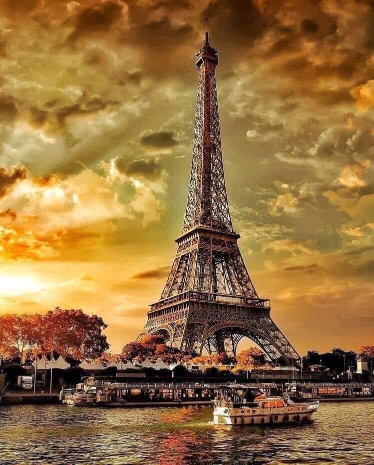 The Eiffel Tower, one of the most famous and romantic symbols of Paris, France 🇫🇷 Everytime when I see The Eiffel Tower I fall completely in love 🥰