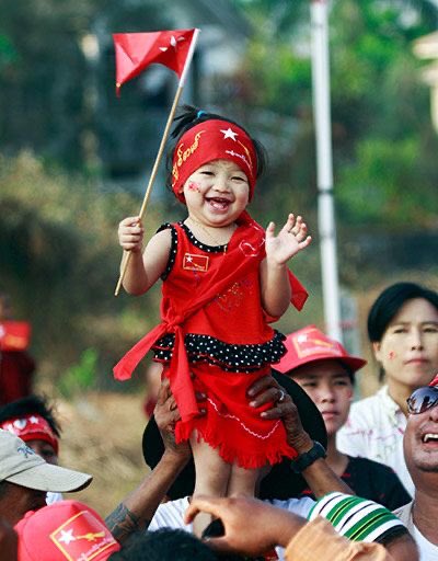 ThoonLwin's tweet photo. Unity's strength, keep going up together! We can do it, let's create our future with our hands! Say no to Military coup! We don't need Dictatorship! She is our future, our hope and our light! Trust her! ☺❤

FREEDOM FROM FEAR
#HearTheVoiceOfMyanmar
#WeNeedDemocracy https://t.co/NeHbQDvUT6