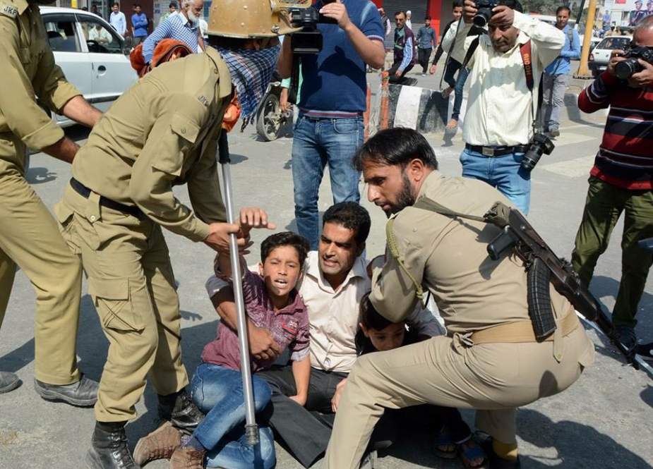 #KashmirLivesMatter
#ٹیم_البدر
حریت رہنما یاسین ملک سمیت 21 کشمیریوں پر کالا قانون پبلک سیفٹی ایکٹ بھی لاگو کیا گیا ہے۔ قابض انتظامیہ نے گرفتار کشمیریوں کو وادی کشمیر سے باہر کی جیلوں میں منتقل کر دیا ہے۔