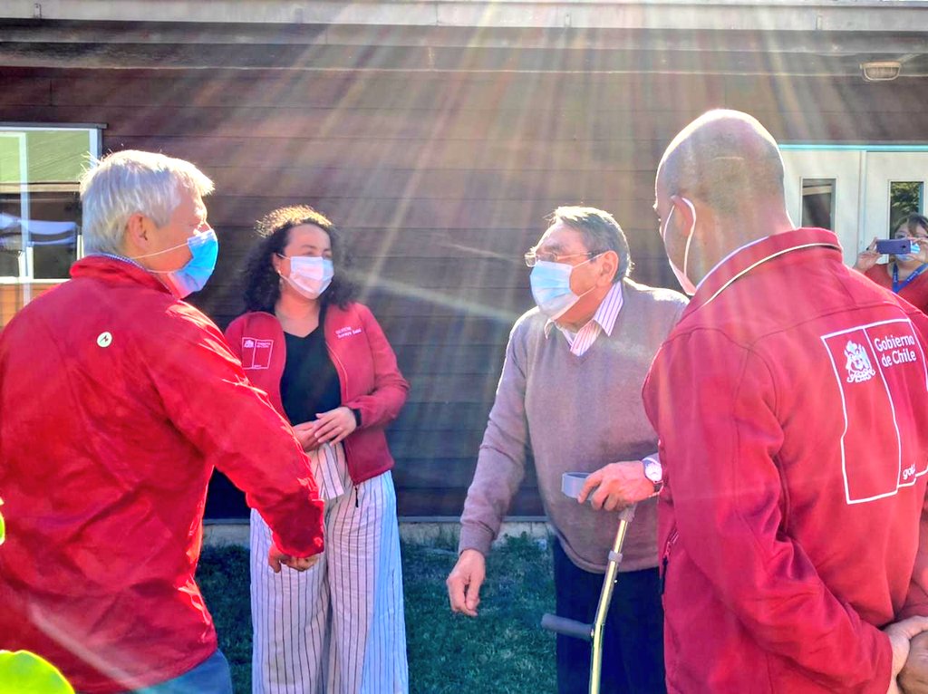 MDSLosLagos's tweet photo. Nuestra SEREMI @sorayasaidt junto al Intendente @geisse_carlos y el coordinador SENAMA @MauricioAroca acompáñaron a Don Francisco, el primer vacunado del ELEAM de Alerce. Invitamos a los adultos mayores a que se sumen a este proceso de vacunación #YoMeVacuno https://t.co/CEXzcLwGXZ