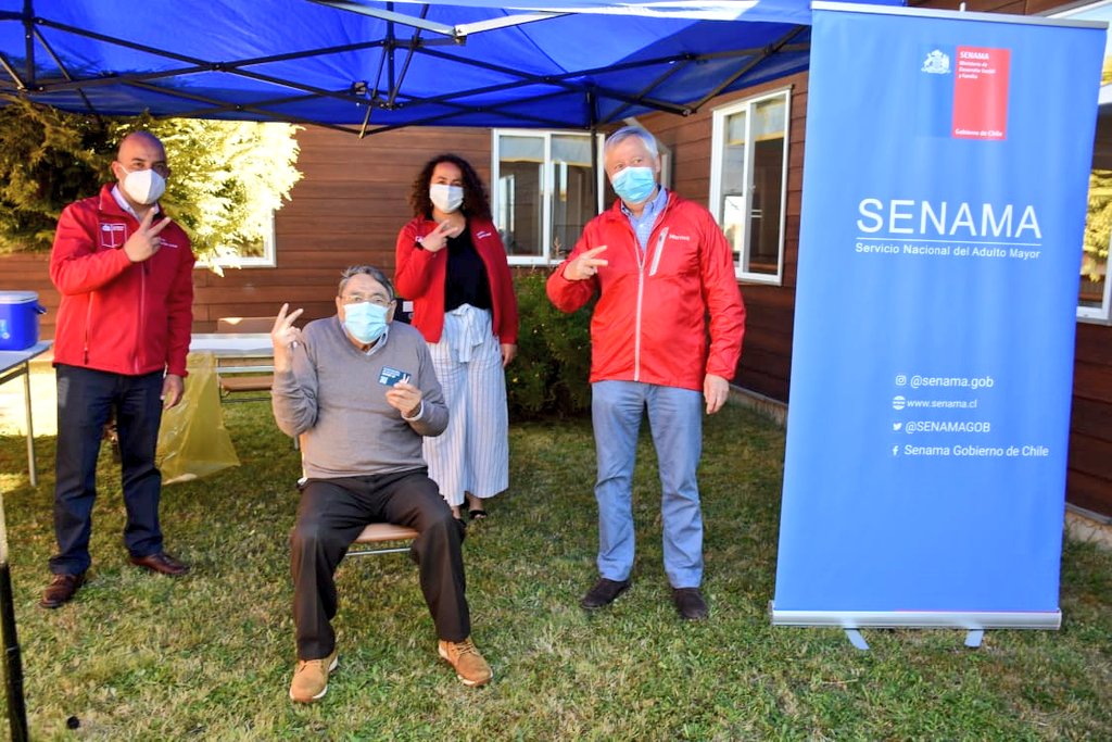 MDSLosLagos's tweet photo. Nuestra SEREMI @sorayasaidt junto al Intendente @geisse_carlos y el coordinador SENAMA @MauricioAroca acompáñaron a Don Francisco, el primer vacunado del ELEAM de Alerce. Invitamos a los adultos mayores a que se sumen a este proceso de vacunación #YoMeVacuno https://t.co/CEXzcLwGXZ