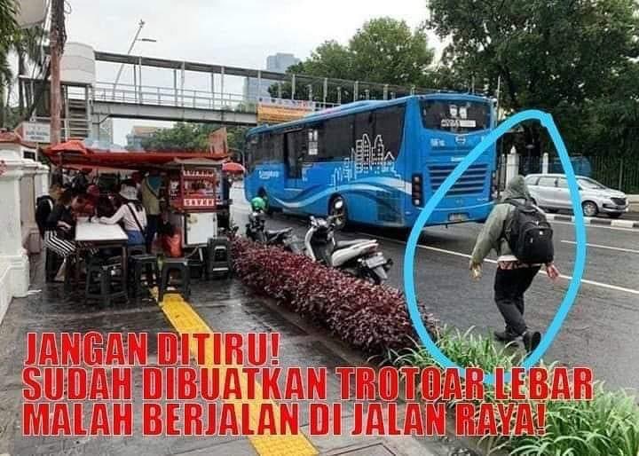 Jalan raya itu untuk mobil dan motor ya, bukan buat pejalan kaki, jangan di tiru yaa kawan
