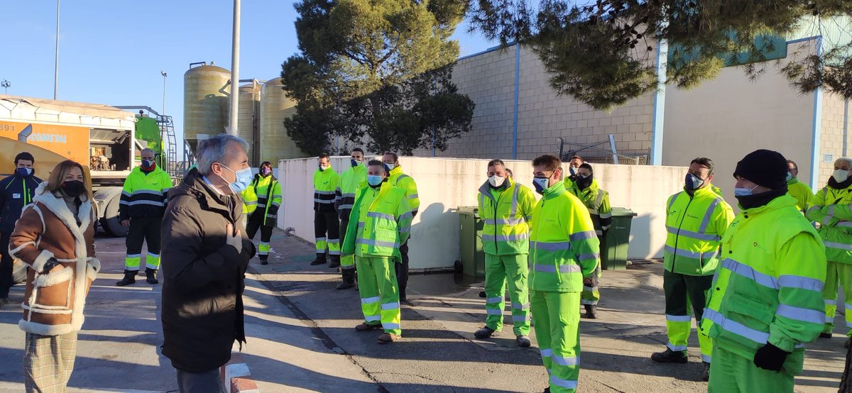 FCC_MA's tweet photo. El @MADRID través del Dir Gral de LV y RBU Víctor Sarabia, ha visitado los centros de trabajo de Josefa Diaz y María Odiaga , pertenecientes a los lotes 5 y 6 respectivamente, para agradecer los trabajos realizados durante el paso de la #tormentaFilomena https://t.co/bVJh6IuQmW