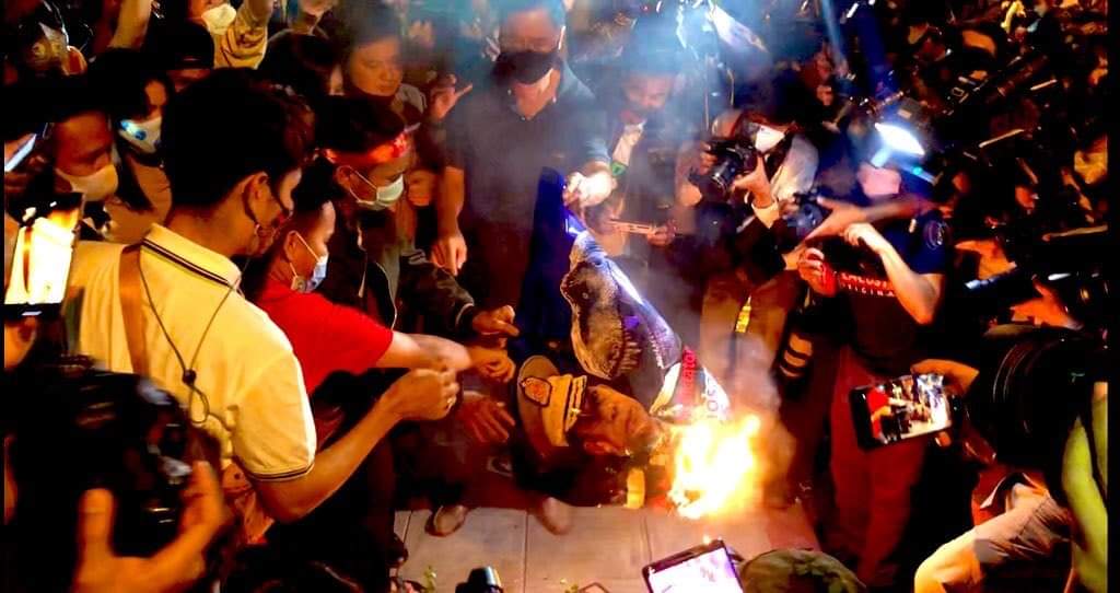 sone_wai's tweet photo. Speak out loud 
“Unity is strength”
“ Fight for our future !
  Fight for our country! “
FREEDOM FROM FEAR

#HearTheVoiceOfMyanmar
#WeNeedDemocracy https://t.co/6NudbP9cet https://t.co/LoIPaEY8VC