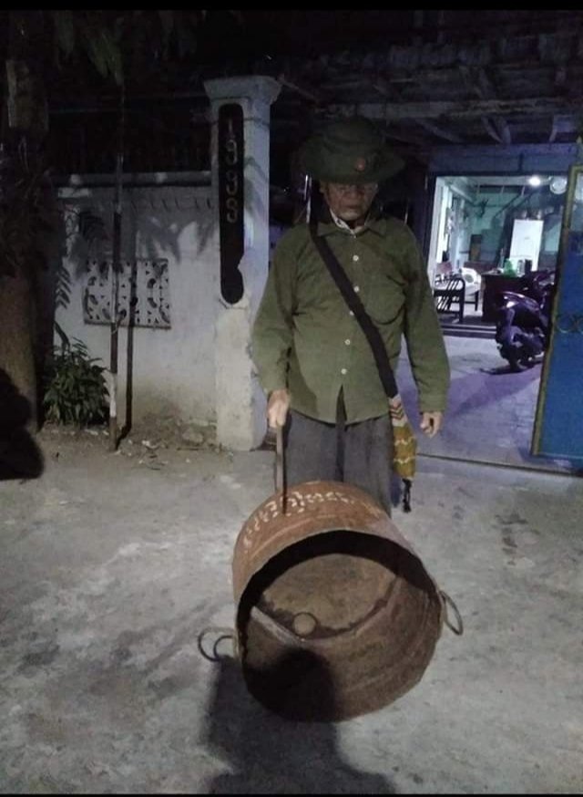 The dictatorship said playing drums can be annoyed for the elderly.

Actually the elderly 3:
FREEDOM FROM FEAR

#HearTheVoiceOfMyanmar
#RespectOurVotes