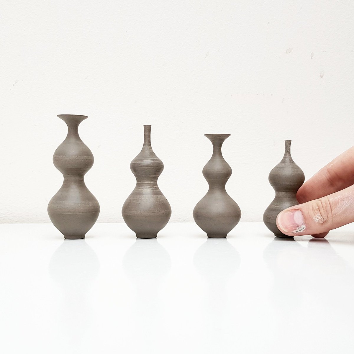 hbillinghamart's tweet photo. Playing with new forms.
Wibbly wobbly tall boys.
Hand thrown &amp; turned, time to decorate.

~
#hannahbillingham #handthrown #thrownceramics #wheelthrown #miniatureart #miniceramics #miniaturepottery #tinypottery #yorkshireartist #contemporaryceramics https://t.co/hHpCDzi5Xs