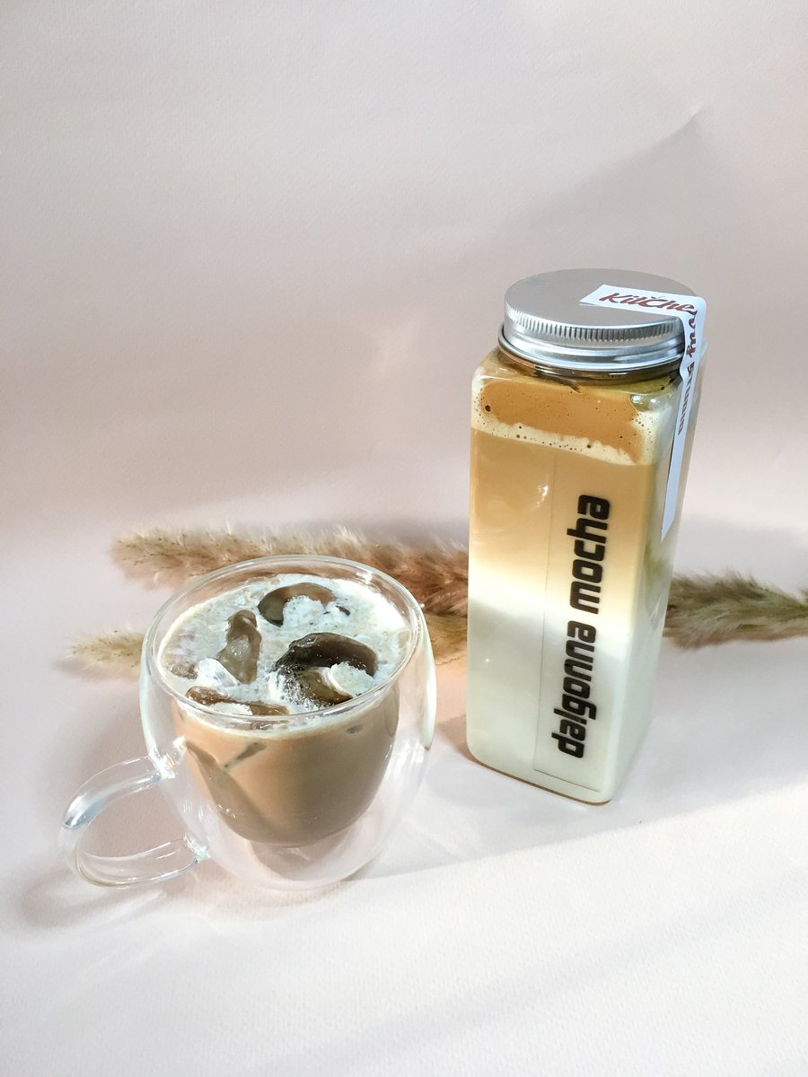 kitcherrystudio's tweet photo. Hello coffee lovers 👋

Introducing kitcherry.blends
 #coffeeseries 

meet - DALGONNA MOCHA.
500ml signature iced café white mocha from 100% arabica coffee with dalgonna cream

*can be chilled up to 48hrs but best consumed immediately

Available on 2.9.21 💋

#kitcherrystudio https://t.co/JCI5oOXIkQ