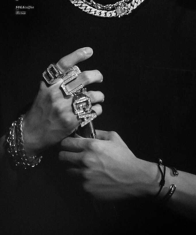 Yoongi having the most sexiest hands a thread;