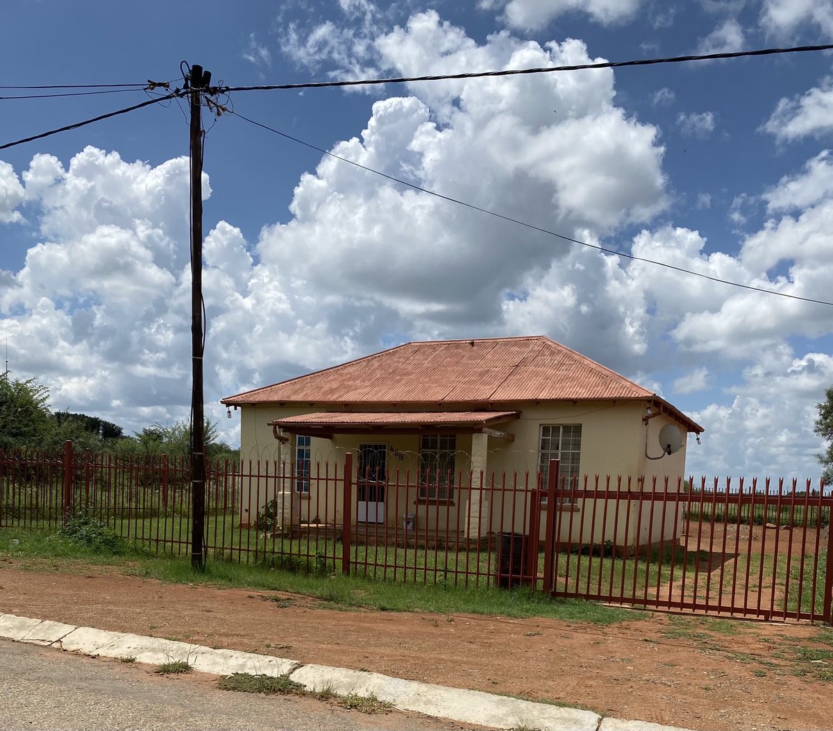 NiemandAlfonso's tweet photo. My Oupa-hulle se huisie in Wolmaransstad. Lyk nog net soos 58 jaar gelede. Daar was net ń heining van diamant draad. https://t.co/E15fLpzeGo