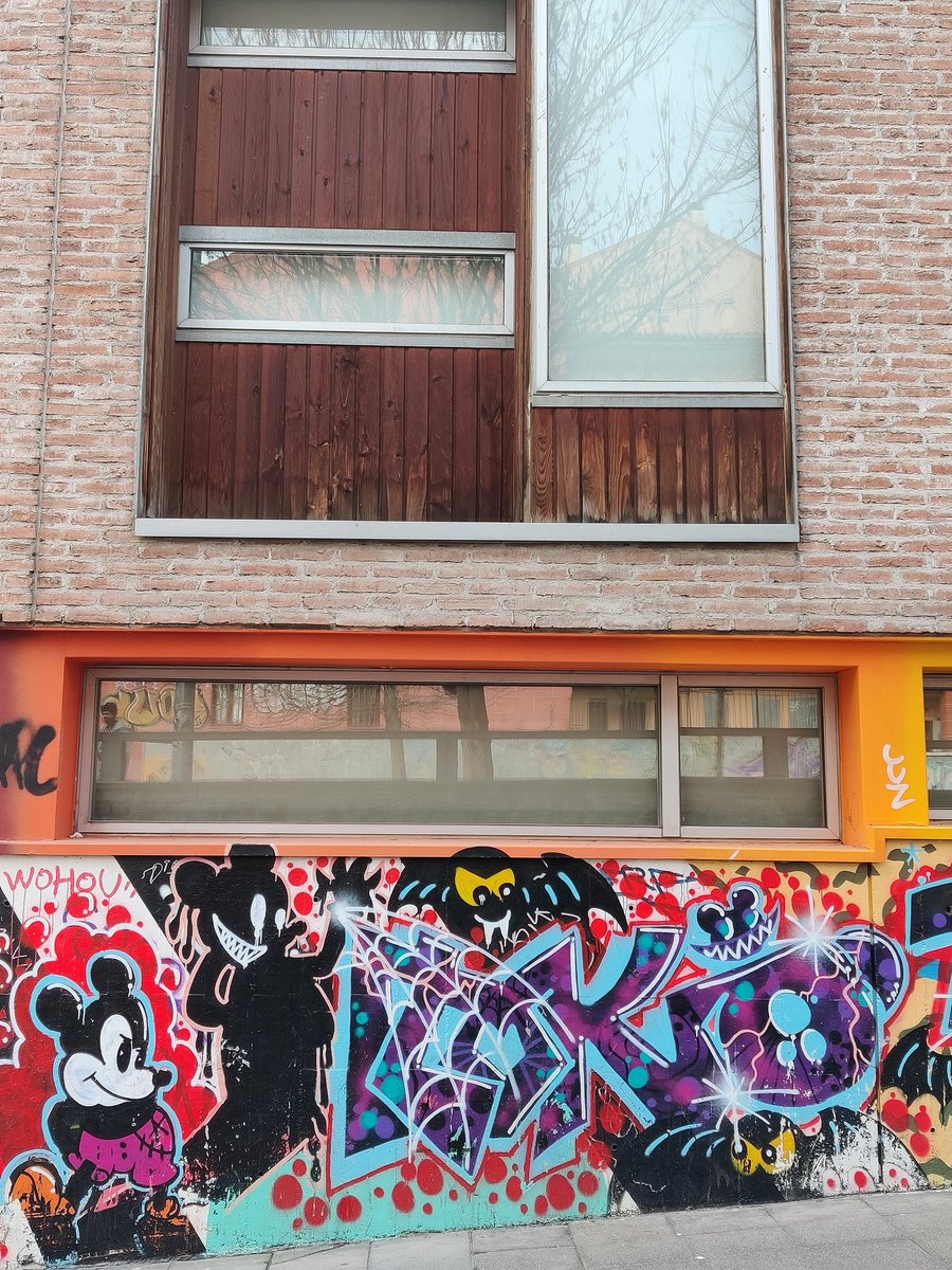 elenahersan's tweet photo. Llamadme antigua, pero esto que le han hecho al edificio de Linazasoro en las Escuelas Pías me parece una masacre. Dejad de colorear edificios, no son recortables. https://t.co/43jquE7HTb