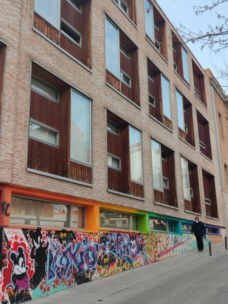elenahersan's tweet photo. Llamadme antigua, pero esto que le han hecho al edificio de Linazasoro en las Escuelas Pías me parece una masacre. Dejad de colorear edificios, no son recortables. https://t.co/43jquE7HTb
