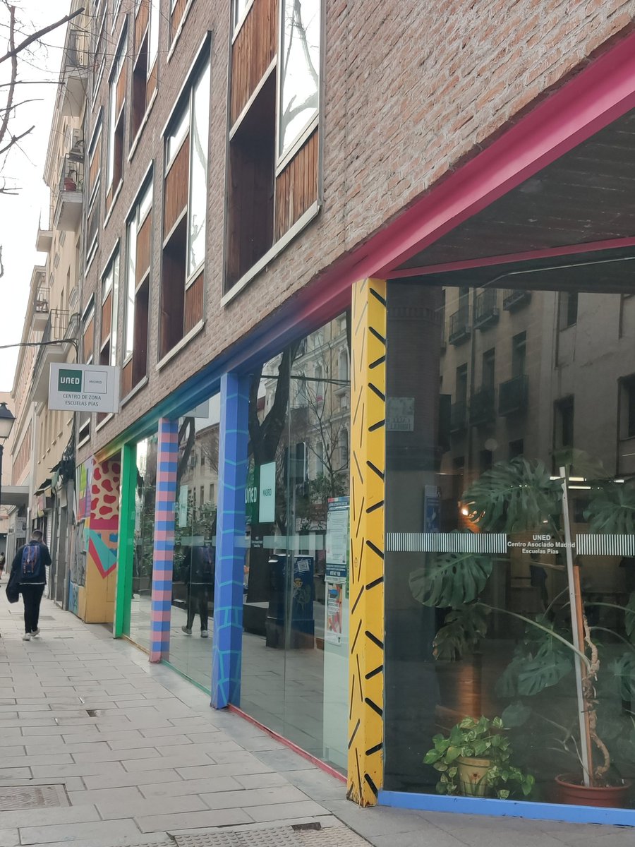 elenahersan's tweet photo. Llamadme antigua, pero esto que le han hecho al edificio de Linazasoro en las Escuelas Pías me parece una masacre. Dejad de colorear edificios, no son recortables. https://t.co/43jquE7HTb