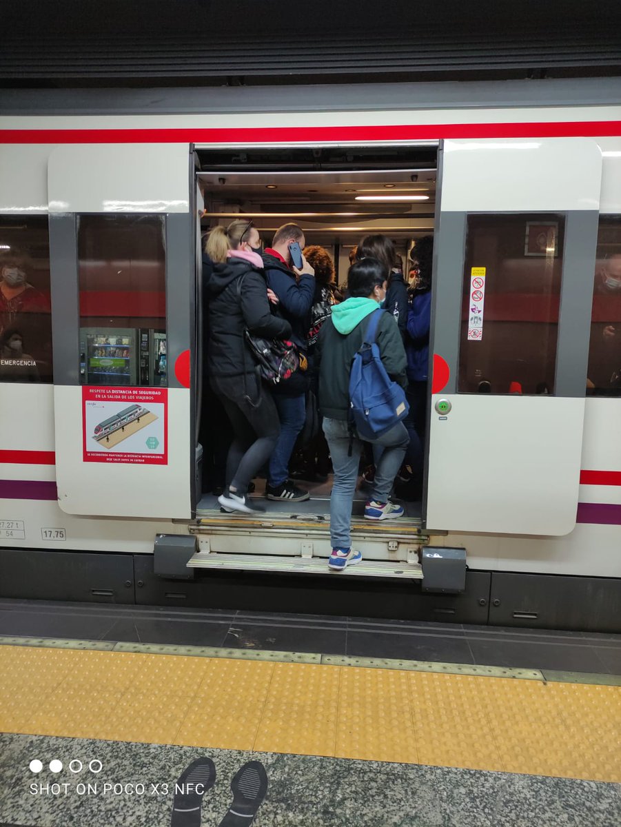 iberoibero83's tweet photo. Esta foto es de hace media hora en la c3 de Madrid. He dejado pasar el tren. Después nos piden distancias, aforos, colas y demás mierdas que se inventen en otros lugares. @abalosmeco, @mitmagob no tenéis vergüenza! https://t.co/hyNjRnQs9T