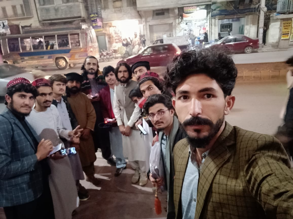 maiwandkakar47's tweet photo. نن مو له ملګرو سره پیښور نوتهيه امير کلي ګل باهار کلي او مختليفو جمعتونو  او نورو سيمو کي مو د جلسي کمپين وکړو .
#PashtunLongMarch2Peshawer
#RememberingArmanLoni https://t.co/4a8C1t5M2K