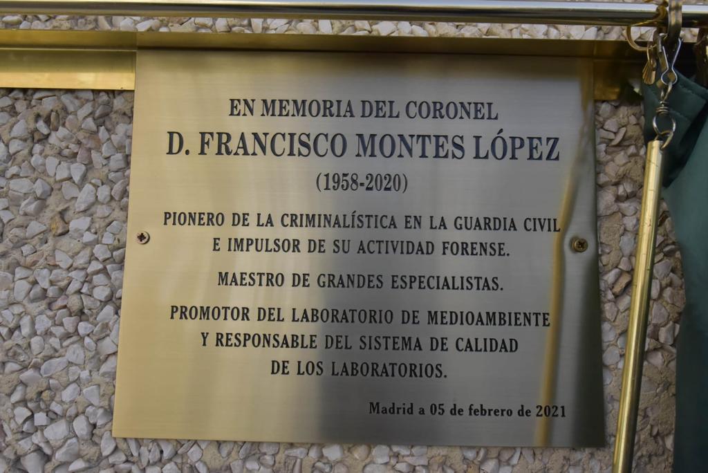 guardiacivil's tweet photo. El Ministro del Interior y la Directora General @Maria2Gamez han  descubierto una placa en homenaje al Coronel Francisco Montes, el gran impulsor de la implantación en la Guardia Civil de los estudios de identificación humana mediante análisis de ADN, fallecido en agosto de 2020 https://t.co/sS0q0QGsqB