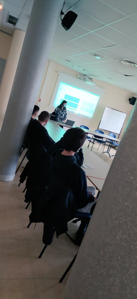 CDISembat's tweet photo. Semaine de l'orientation : dernier jour ! Du public pour Hélène et Coline respectivement en prépa ECS à Corneille et prépa CESI.. une semaine riche de rencontres et de partage ! 👏👏👏 @LyceesSembat https://t.co/28dwrVXjxa