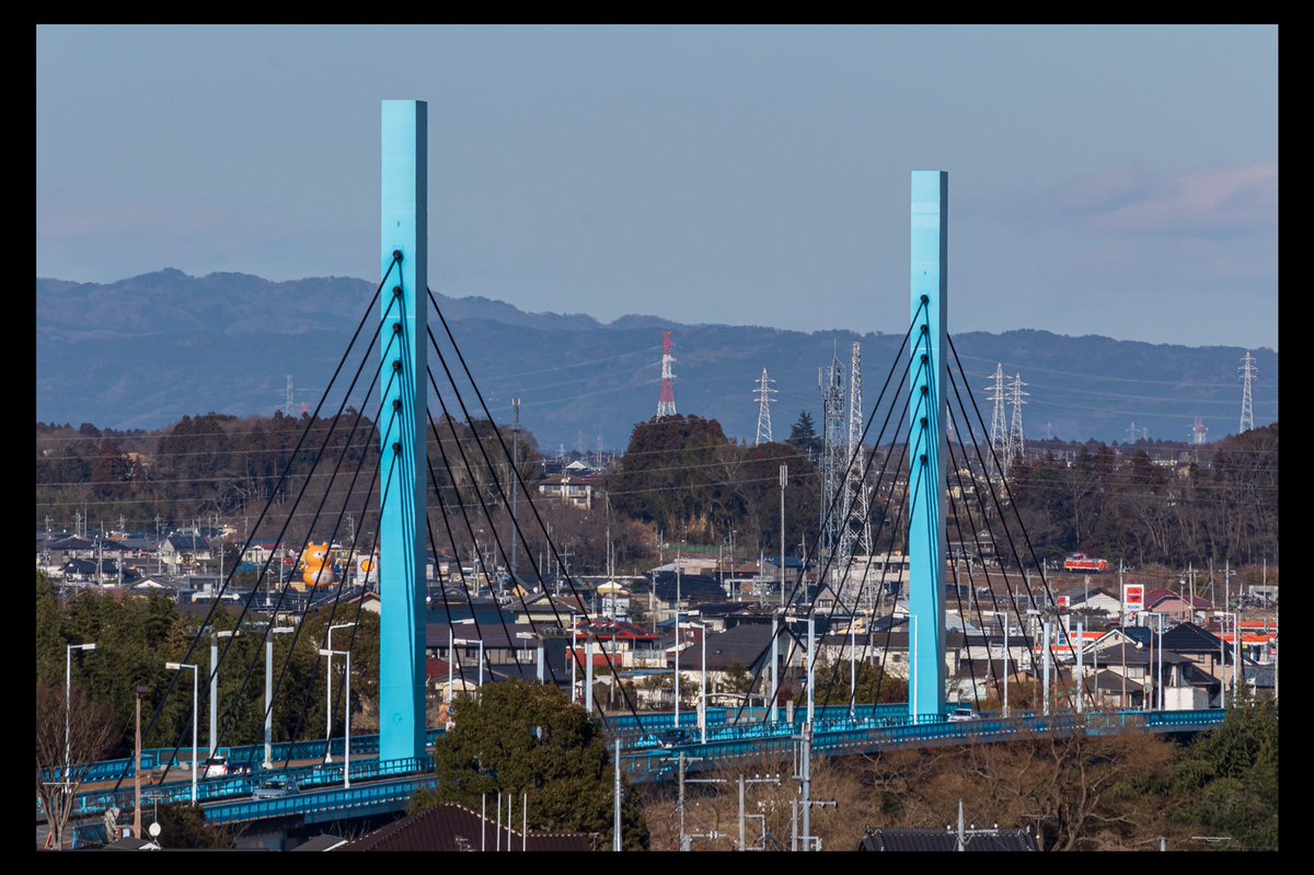 少し賑やかな絵面ですが、国道349号×デー単を。
電柱が多く生えている場所に線路が通っていましたが、幸いにも、デーテン1両分の隙間がありました。
2021.02.05 単9840レ DE10単機@常陸津田〜常陸青柳