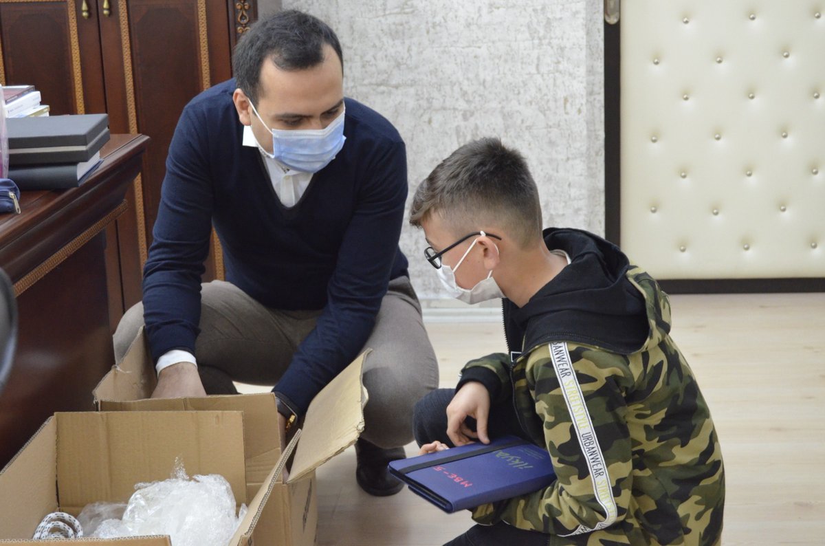 CaybasM's tweet photo. "Meraklı Bilim Elçileri" projesi kapsamında İLKYAR Vakfı tarafından gönderilen hediyeler öğrencimiz Yunus Emre OCAK'a Sayın Kaymakamımız @furkancakir_ tarafından verildi. 
@mfvargeloglu @Aktfidan @CaybasL https://t.co/y5MmVIf1nE