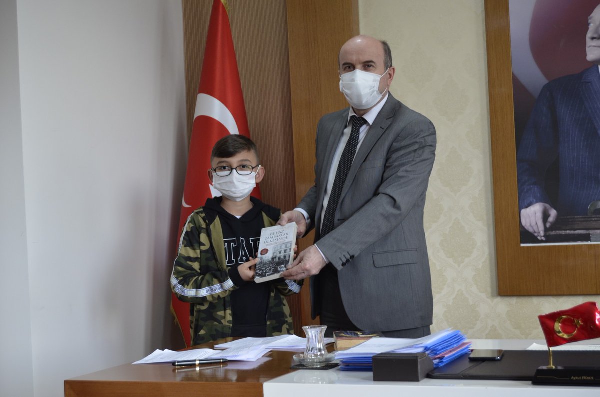 CaybasM's tweet photo. "Meraklı Bilim Elçileri" projesi kapsamında İLKYAR Vakfı tarafından gönderilen hediyeler öğrencimiz Yunus Emre OCAK'a Sayın Kaymakamımız @furkancakir_ tarafından verildi. 
@mfvargeloglu @Aktfidan @CaybasL https://t.co/y5MmVIf1nE