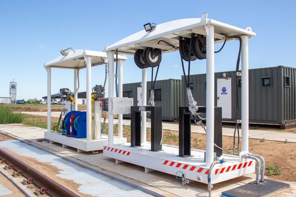 TACargas's tweet photo. Habilitamos la nueva estación de servicio en la playa ferroviaria de La Ribera en #SantaFe. Cuenta con tanques móviles de última tecnología con doble surtidor y capacidad de 80 mil litros que pueden abastecer a un promedio de 16 locomotoras.

#ArgentinaUnida https://t.co/r7mF8gyxEa