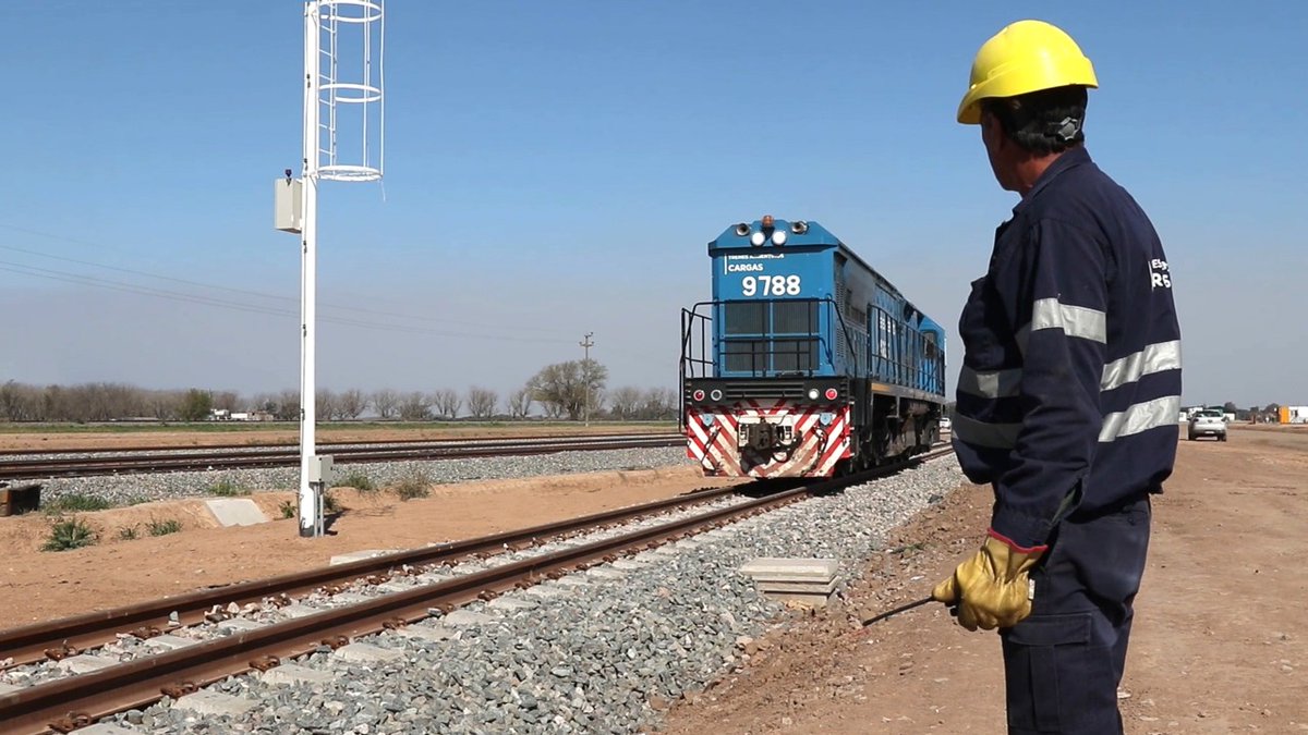 TACargas's tweet photo. Habilitamos la nueva estación de servicio en la playa ferroviaria de La Ribera en #SantaFe. Cuenta con tanques móviles de última tecnología con doble surtidor y capacidad de 80 mil litros que pueden abastecer a un promedio de 16 locomotoras.

#ArgentinaUnida https://t.co/r7mF8gyxEa