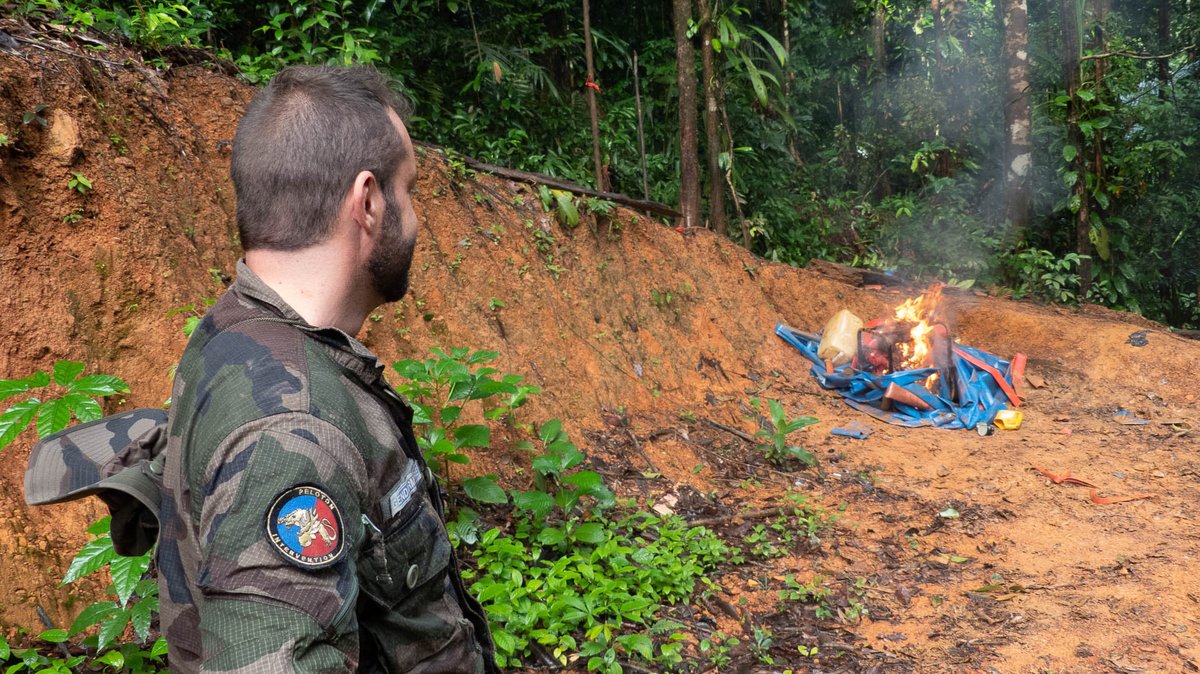 Les missions #OPS ne cessent jamais au #3REI ! Ce mois de janvier, saisie et destruction de multiples concasseurs, groupes électrogènes et motopompes, freinant fortement l'activité d'orpaillage illégal dans le nord et l'est guyanais! 

Des hommes #ALaHauteur #DéTERREmiNation