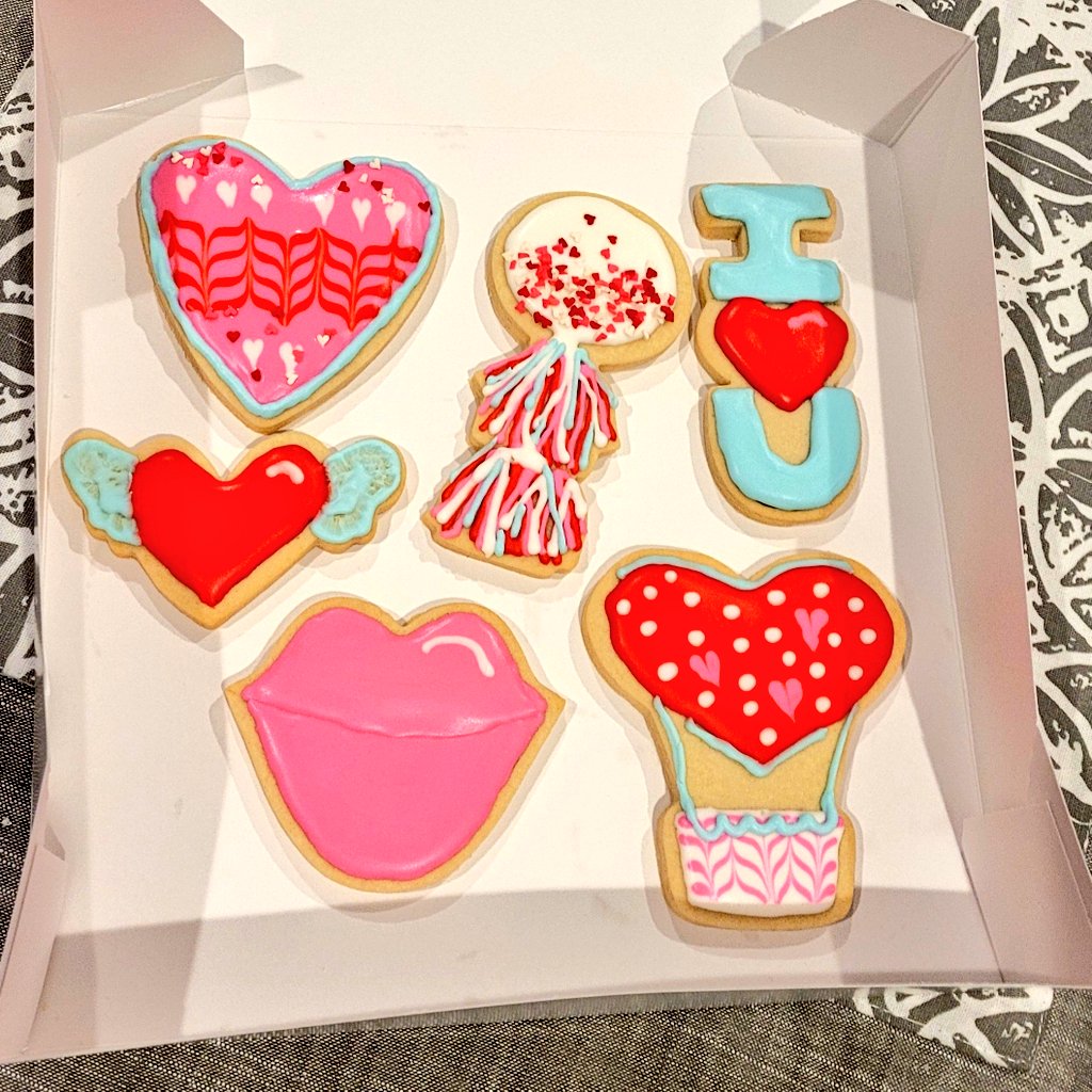 moodyrxswan's tweet photo. 8yo &amp; I took a royal icing cookie decorating class last night at a cute bakery in town. Now she wants to attend their summer camp so she can win it all on @NailedIt #GoodToHaveGoals https://t.co/FEx0nqmTKI