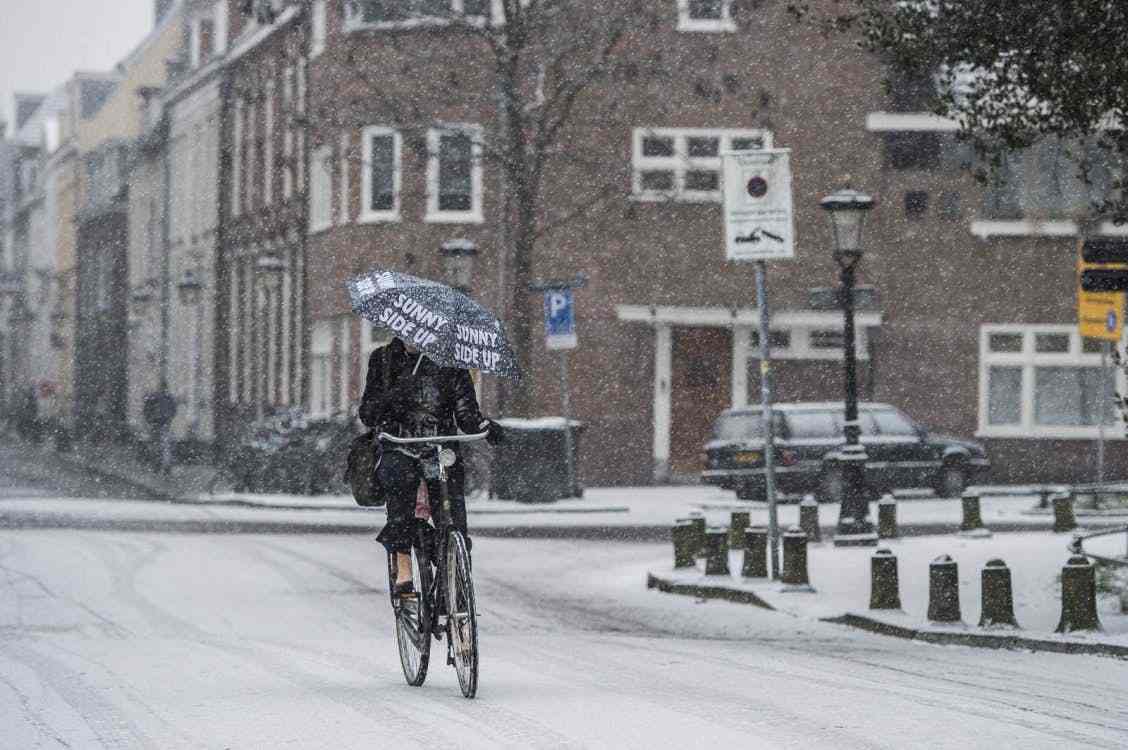 Altijd mooie plaatjes, 030 in de sneeuw. Voor het ophalen van je afval is het wat minder ideaal 😉Onze mannen en vrouwen doen hun uiterste best het afval de komende week zo goed als mogelijk in te zamelen. Je kunt ons hierbij een handje helpen. Tips👉 direc.to/f6Eu