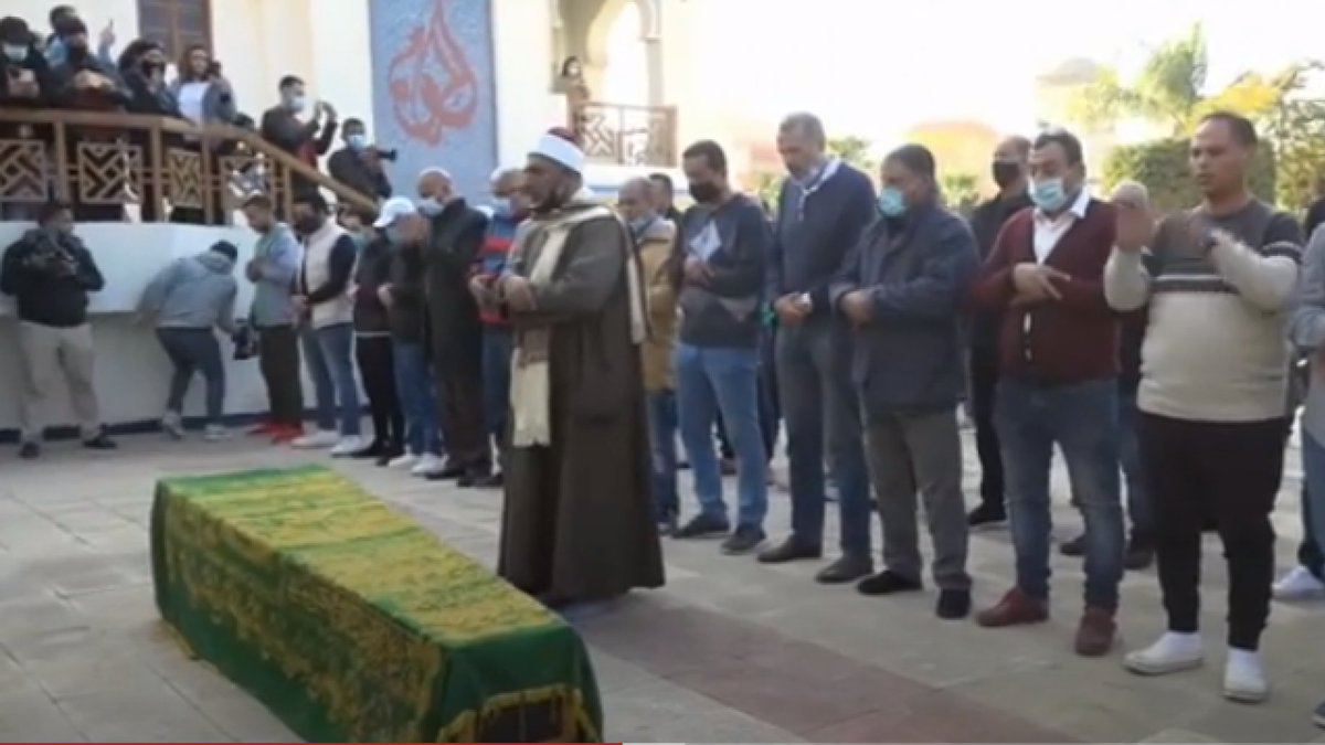 بوابة الوفد (فيديو).. صلاة الجنازة على الفنان عزت العلايلي في مسجد المروة