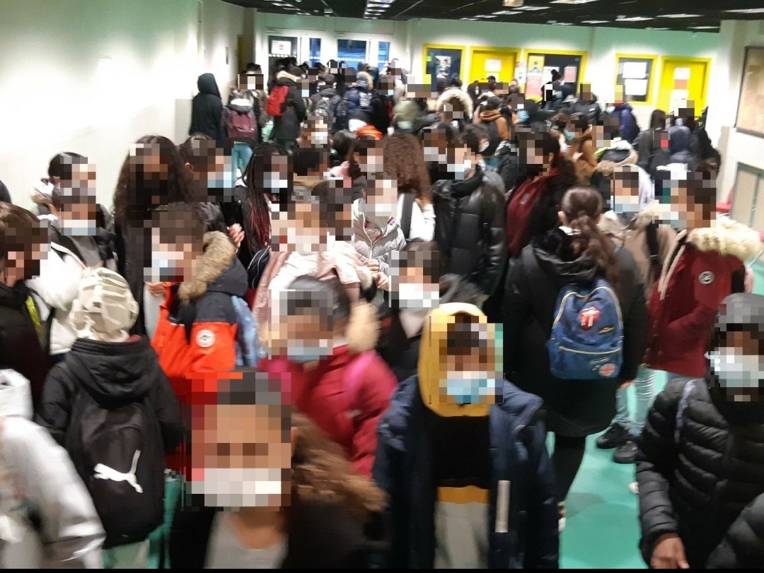 Fauxchoyeur's tweet photo. Extrait d'un collège de #choyés à l'#aerationchallenge et #sacralisés par de la distanciation astrale.
Ô #BlanquerMent, vous reprendrez bien un peu de #SurveillanceRenforcée avec un zeste de #protocoledemonQ ? https://t.co/Fz82EJ85VU