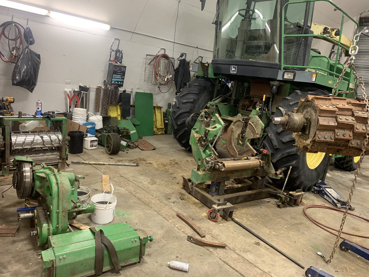 GrisnichRonny's tweet photo. Rebuild season in the shop on the #forageharvesters #westcdnag #welding https://t.co/H0xbIq46Ks