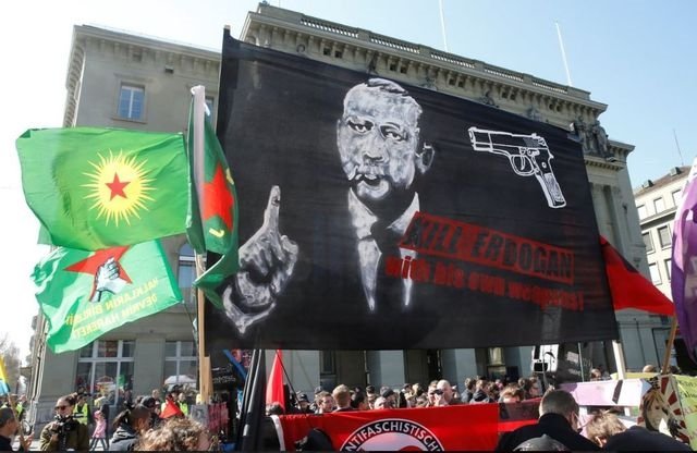 sahensah571's tweet photo. Yeminli Türkiye ve İslam düşmanlarına bu sefer liderimizi yem etmeyeceğiz. 1920'lerde sustuk,Menderes asılırken izledik,28 şubatta direnemedik. Bu sefer son damla kana kadar gerçek sahibi olduğumuz mukaddes Anadoluyu müdafaa için biz de yeminliyiz.

#ErdoğanınYanındayız 🇹🇷 https://t.co/ooez34GIwB