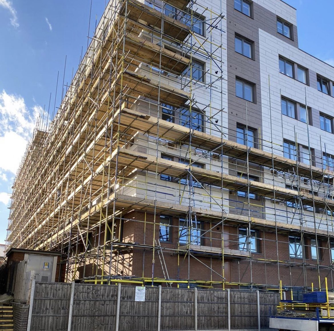 HAPPY FRIDAY PEOPLE......... ⛔️⛔️Progress update - Our lads have erected a lofty amount this week at a site of ours in #NW2 for #Cladding replacement ⛔️⛔️ #London #Scaffolding 🔵🟡🔵🟡