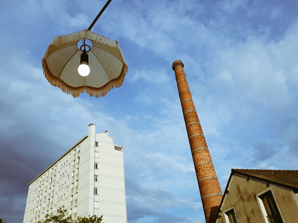 Vous connaissez le Couvent St-Cyr ?  Des religieuses y aidaient les "femmes de mauvaise vie", placées là par des juges  Elles officient à  #Rennes jusqu'en 1986 ! On voit toujours la grande cheminée de la blanchisserie...L'histoire en  #podcast > https://podcast.ausha.co/icirennes/raconte-moi-rennes-rennes-ville-de-couvent
