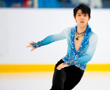 2018: However, Satomi Ito’s costumes for singles skaters Yuzuru Hanyu in particular do not follow this trend towards minimalist mens costumes, but rather goes in the opposite direction with lots of lightweight fabric and crystals to make costumes that seem like pieces of art.