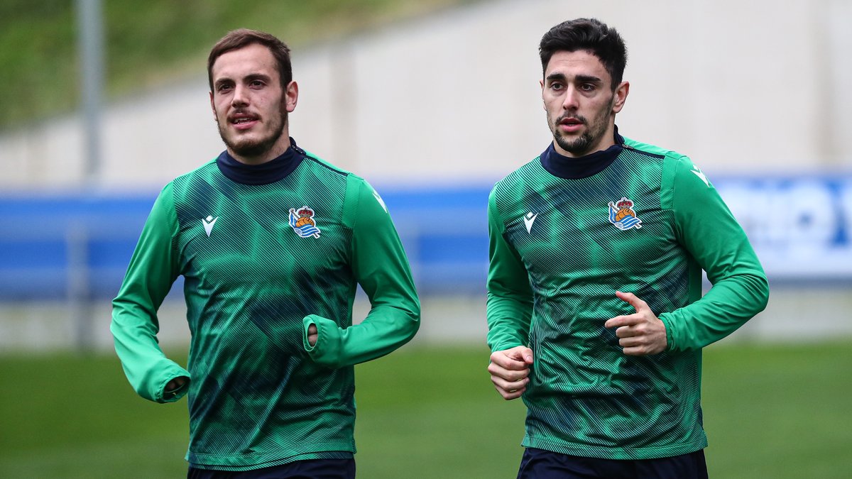 RealSociedad's tweet photo. 🏃‍♂️ @JonBautista13 &amp; @merquelanz11 👀

#AurreraReala https://t.co/zSs2CPth7a
