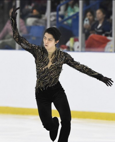 2018: However, Satomi Ito’s costumes for singles skaters Yuzuru Hanyu in particular do not follow this trend towards minimalist mens costumes, but rather goes in the opposite direction with lots of lightweight fabric and crystals to make costumes that seem like pieces of art.