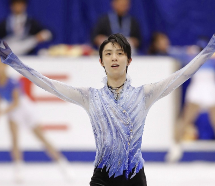2018: However, Satomi Ito’s costumes for singles skaters Yuzuru Hanyu in particular do not follow this trend towards minimalist mens costumes, but rather goes in the opposite direction with lots of lightweight fabric and crystals to make costumes that seem like pieces of art.
