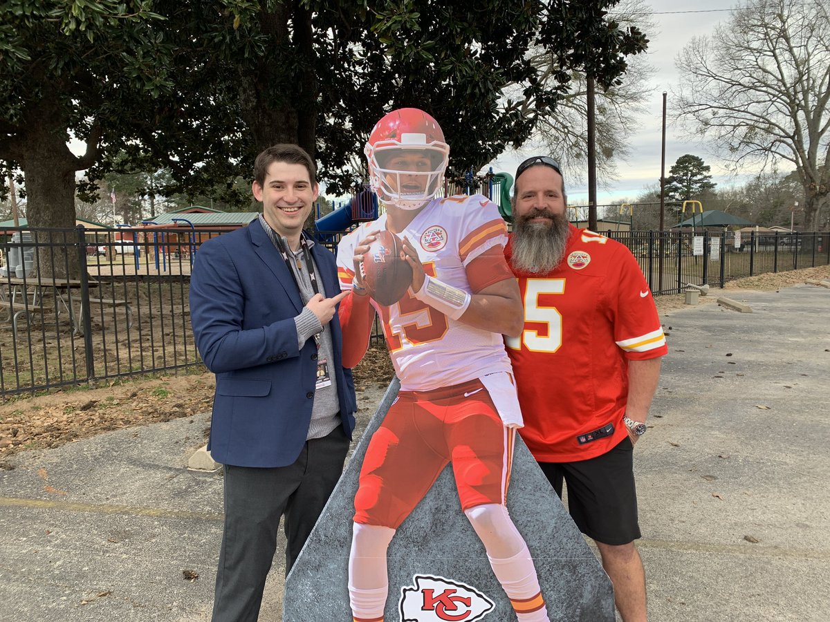 pmc3_83's tweet photo. One of my favorite people Iโve ever interviewed.
Brian has a cardboard cutout of Patrick Mahomes in what started out as a family break.
Now everyone in Whitehouse wants a photo with #PatWhereYouAt
Tune in tonight for the full story. https://t.co/EEmSmjwoRu